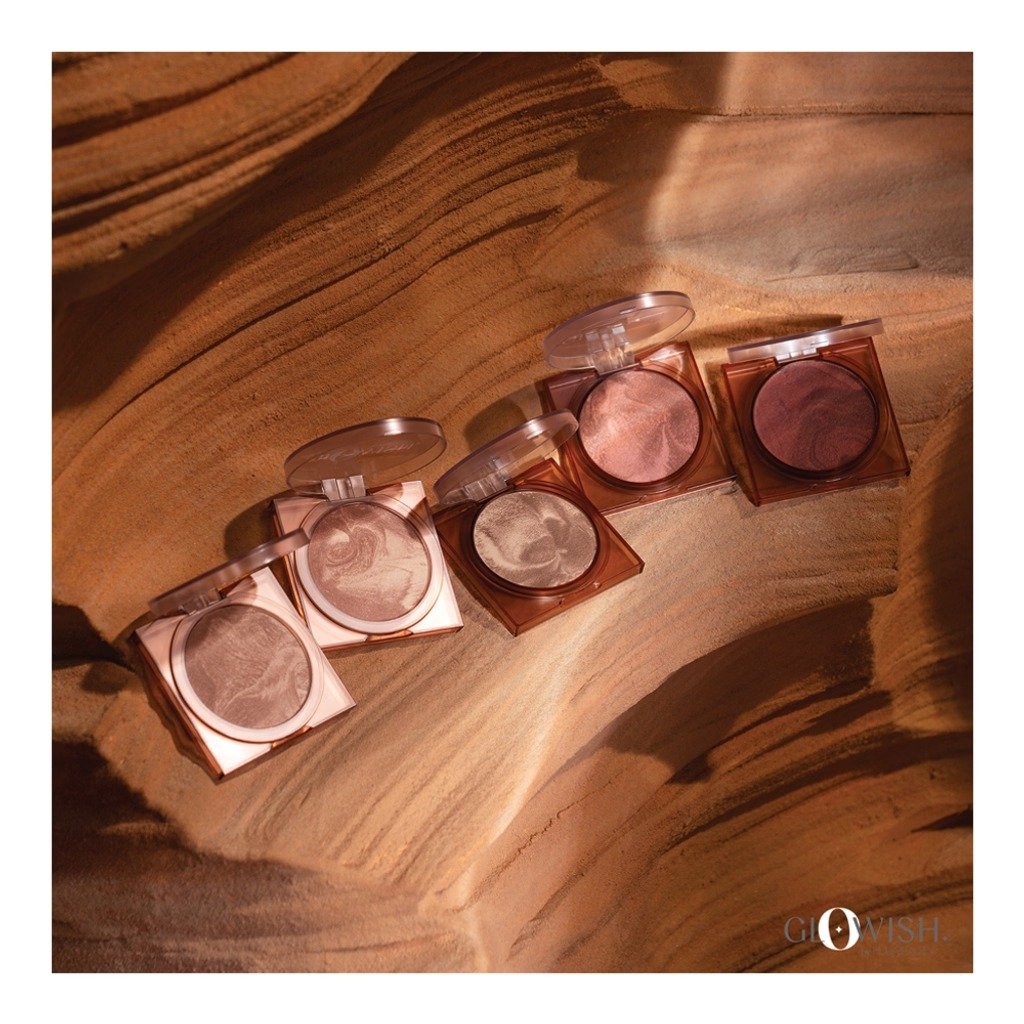 Variant: DEEP TAN 04 | Huda Beauty - GloWish Soft Radiance Bronzing Powder